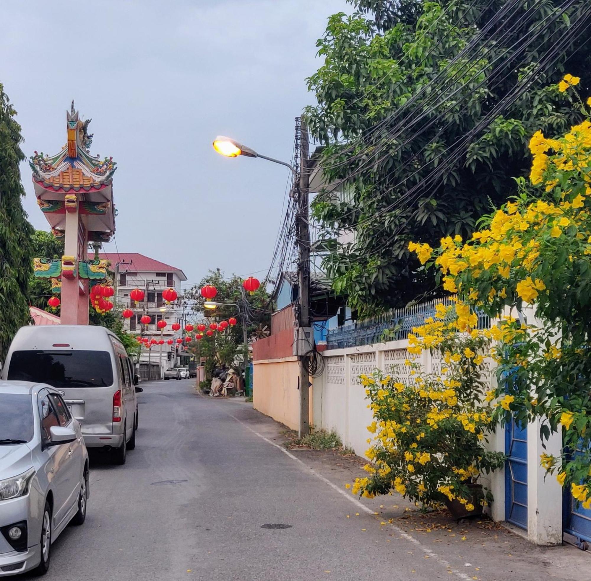V House Hotel Phra Nakhon Si Ayutthaya Buitenkant foto